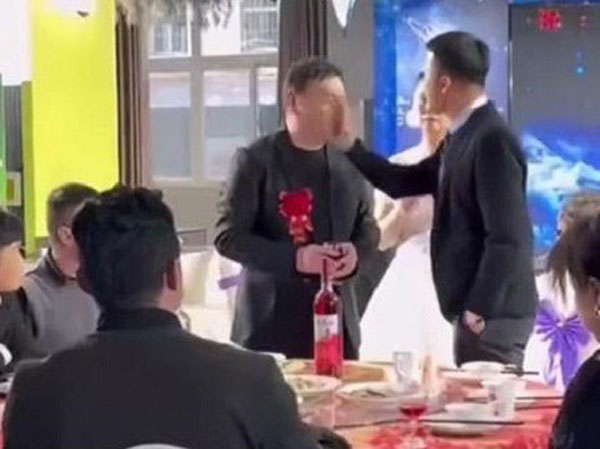 Chú rể bị nhân vật không ngờ tát trong đám cưới, lời cảnh báo của người này khiến ai nấy khó hiểu