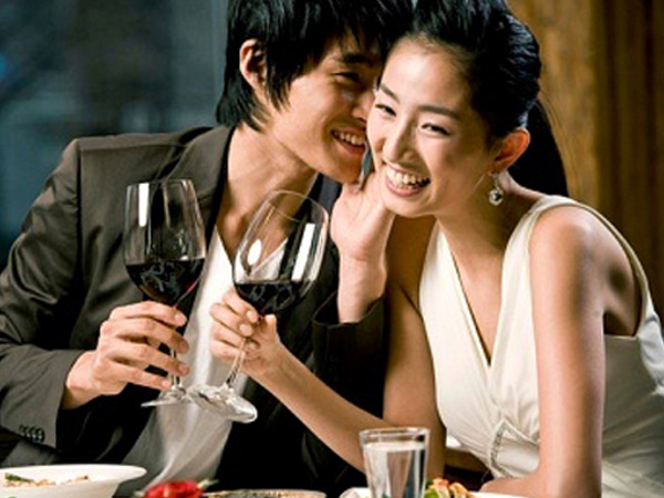 Gặp chồng cười nói thân mật với tình cũ ở khách sạn, vợ cay đắng khóc lặng và cái kết chẳng ai ngờ