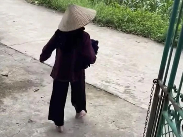 Cụ bà 90 tuổi hay dỗi chồng còn ôm đồ về nhà mẹ khiến CĐM thích thú: Đúng là đời người có 2 lần trẻ con!