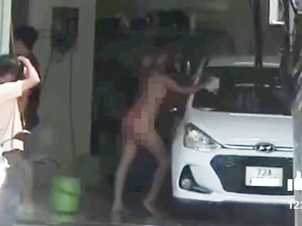 Cô gái mặc bikini chụp hình tại tiệm rửa xe gây phản cảm