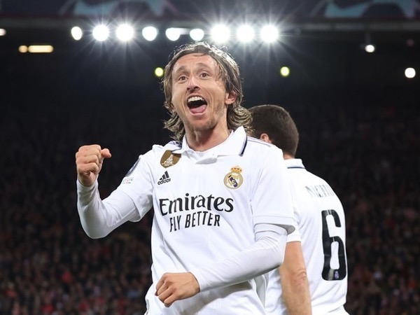 Tả xung hữu đột ở tuổi 37, Luka Modric được fan Liverpool vỗ tay ca ngợi
