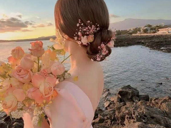 Cô gái bỏ 2 triệu ra thuê trai trẻ đi dự đám cưới chồng cũ với mình, ai ngờ vừa đến nơi 'bạn trai giả' đã túm tóc cô dâu mắng tới tấp