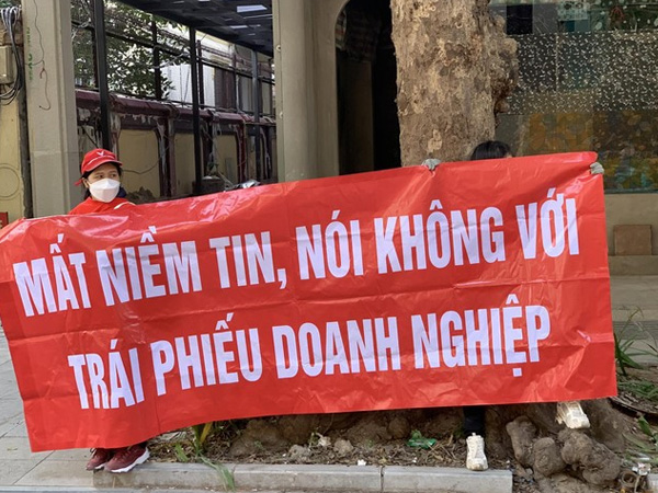Doanh nghiệp đua nhau khất nợ trả tiền trái phiếu: 'Phủi tay' với khách hàng?