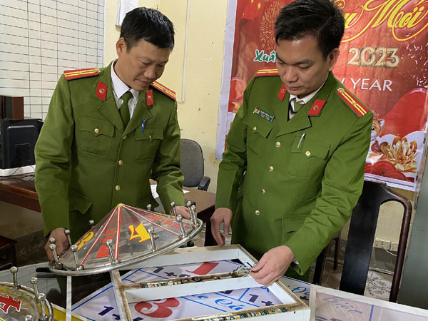 Lật tẩy mánh lới cờ bạc bịp qua trò chơi vòng quay chiếc nón kỳ diệu