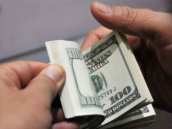 Giá USD ngân hàng cán mốc 24.000 đồng