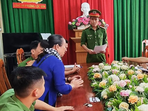 La hét, vái lạy ở cơ quan nhà nước, một người phụ nữ bị khởi tố