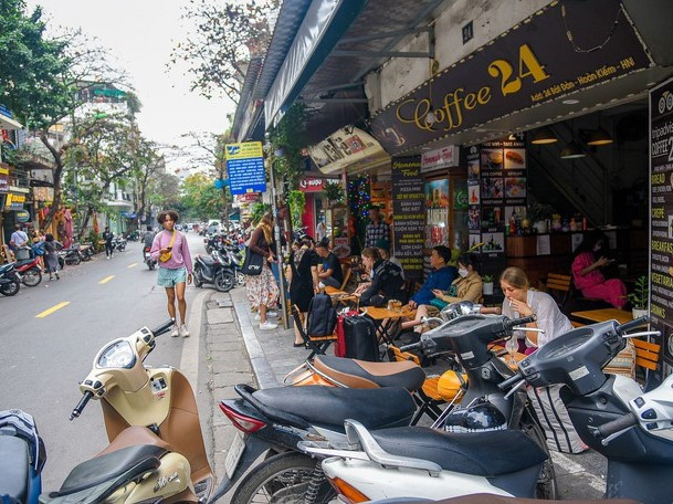 Vỉa hè Hà Nội bị chiếm, người đi bộ bị đẩy xuống lòng đường