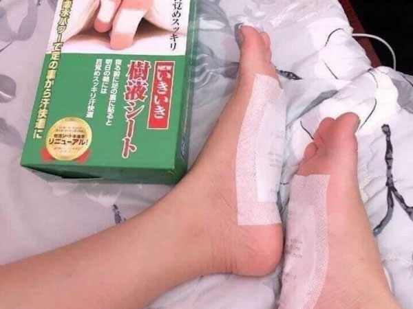 Thực hư công dụng thần kỳ của 'miếng dán thải độc'