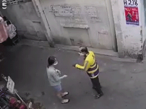 Từ chối trả thêm 10 nghìn đồng cho tài xế xe ôm công nghệ, cô gái 'nhận' luôn 1 chiếc mũ bảo hiểm vào đầu