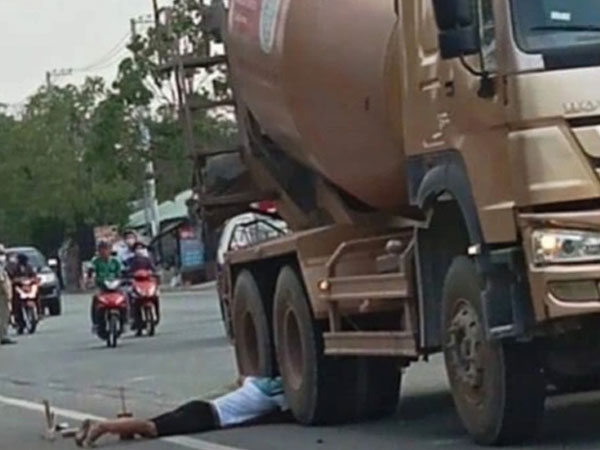 Vợ tử nạn dưới bánh xe bồn, chồng đau đớn ôm thi thể gào khóc