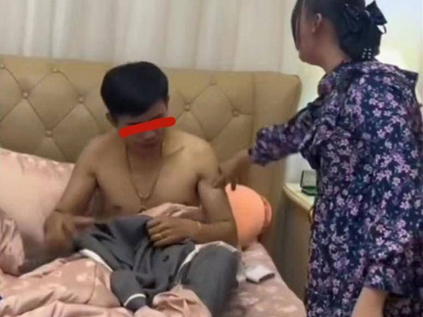 Nhờ bạn thân để ý chồng lúc đi làm xa, ngày trở về vợ bàng hoàng khi vào phòng ngủ