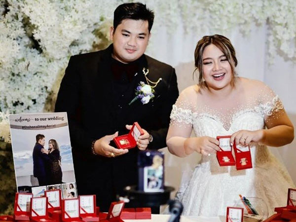 Cô dâu chú rể 'chơi trội', tặng mỗi khách đến dự đám cưới một miếng vàng thật