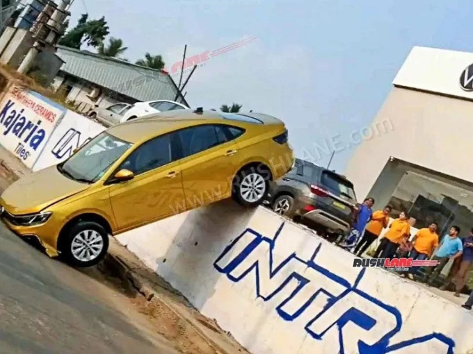 Volkswagen mới cứng rời showroom được ít phút đã bị rơi cắm đầu