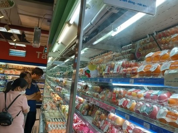 Giữa lúc cam sành đang được 'giải cứu', người tiêu dùng vẫn thích mua cam ngoại