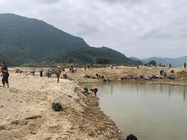 Nghe lời đồn thấy đá quý, người dân đổ xô đào bới ven sông ở Yên Bái