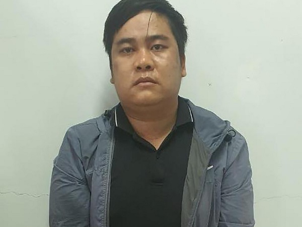 Bắt nóng kẻ dùng bình xịt hơi cay, súng điện cướp tiền ở cửa hàng vắng