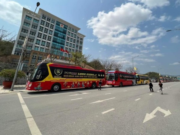 Hàng chục xe khách ở Điện Biên đồng loạt bỏ chuyến do bức xúc về mức áp dụng thuế