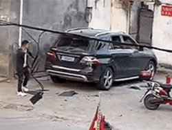 Clip: Say rượu, cầm rìu đập phá xe Mercedes của ông chủ cũ