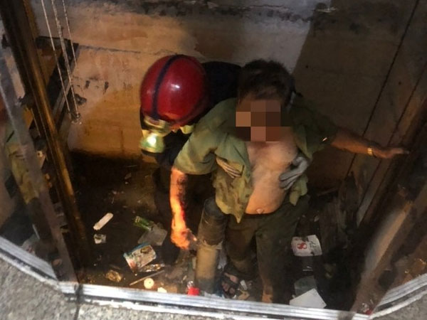 6 cảnh sát giải cứu người đàn ông kẹt tay trong thang máy