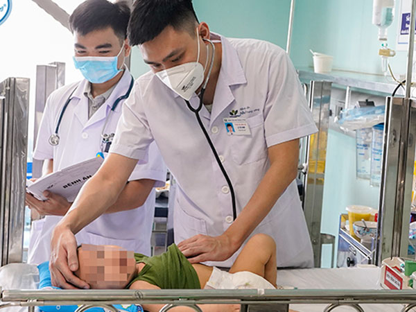 Bé gái 3,5 tuổi uống nhầm thuốc tẩy quần áo