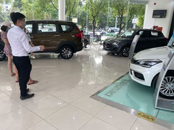 Ôtô bị vạ lây chứng khoán, bất động sản