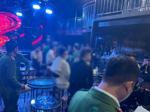 13 nam thanh nữ tú 'thác loạn' trong quán bar, cảnh sát ập vào cảnh tượng kinh hãi