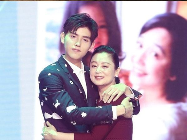 Điêu Thuyền kinh điển màn ảnh suy sụp sau vụ con trai 'Thái tử showbiz' bị tung ảnh giường chiếu với fan