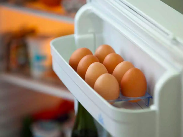 Lý do không nên bảo quản trứng ở cánh cửa tủ lạnh