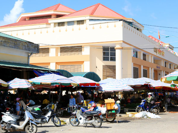 Hai nữ tiểu thương xô xát, một người bị đâm tử vong