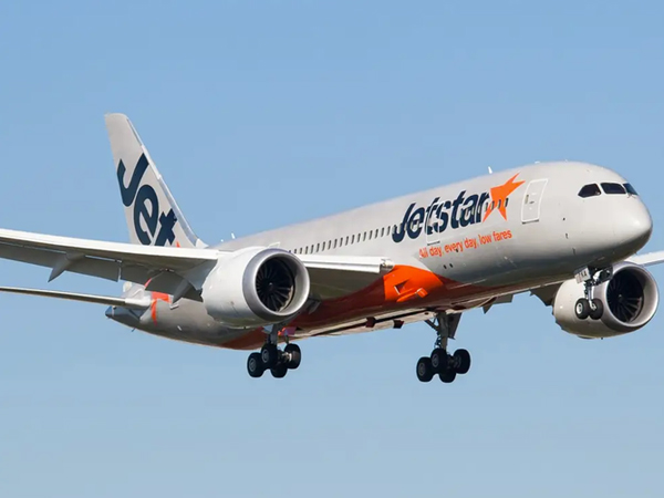 Liên tiếp gặp sự cố ly kỳ, máy bay Jetstar 'nhốt' khách trong 7 giờ