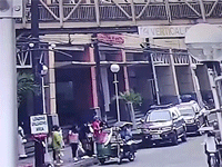 Clip: Xe máy rơi từ tầng hai suýt trúng người đi đường