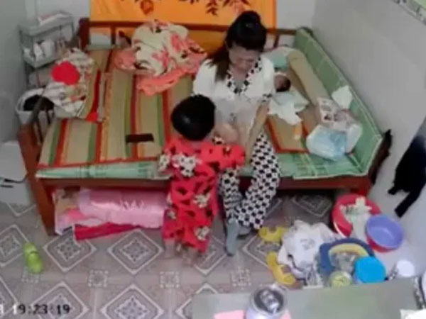 Xúc động đoạn video cậu bé bỏ đồ chơi, chạy lại chùi nước mắt, ôm mẹ đang stress