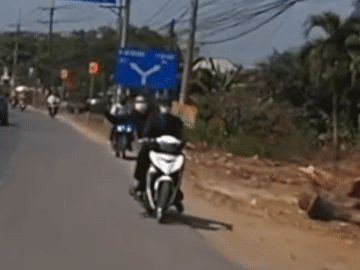 Chạy ngược chiều, tài xế xe máy giơ mũ bảo hiểm dọa đập kính ô tô chạy đúng luật