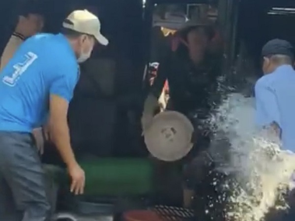 Xôn xao clip chị bán cá và ban quản lý 'hỗn chiến' giữa chợ