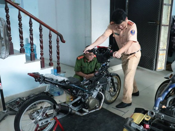 Kiểm tra hàng loạt ‘lò độ xe' cho quái xế ở TP.HCM