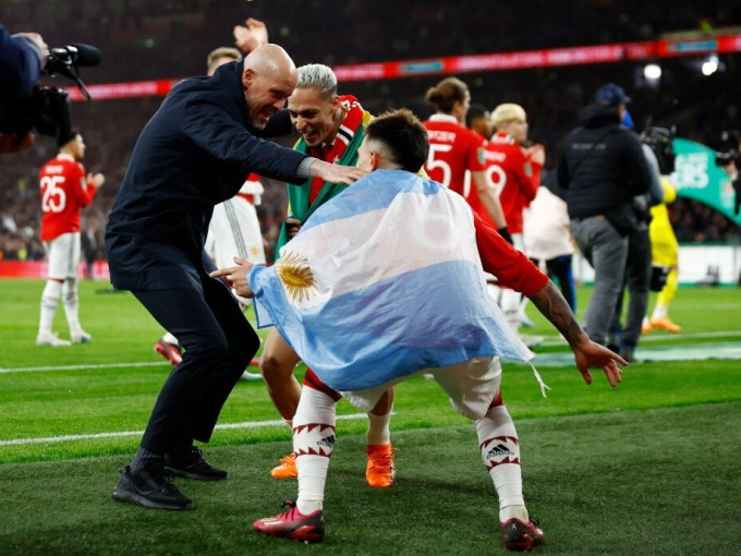Ten Hag gây bão với điệu nhảy ngẫu hứng cùng trò cưng