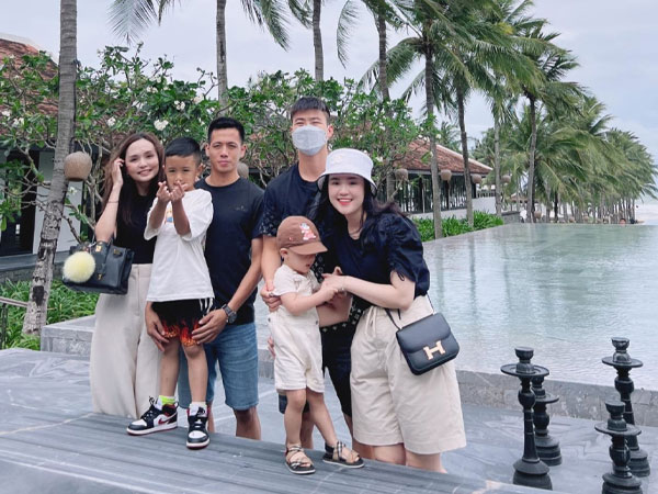 Vợ Duy Mạnh bàn gắt chuyện anh rể Văn Quyết nhận Quả Bóng Vàng