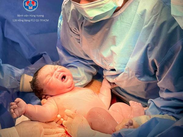 Bé trai nặng gần 5,8kg chào đời tại TP.HCM