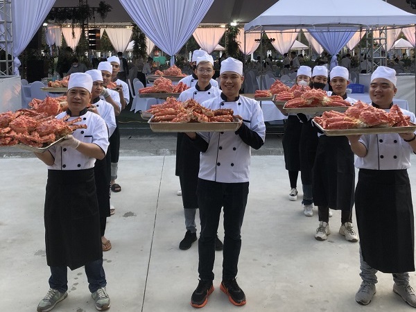 Những hình ảnh chưa từng hé lộ về bữa tiệc cua hoàng đế tại đám cưới gây 'sốt' ở Bắc Ninh