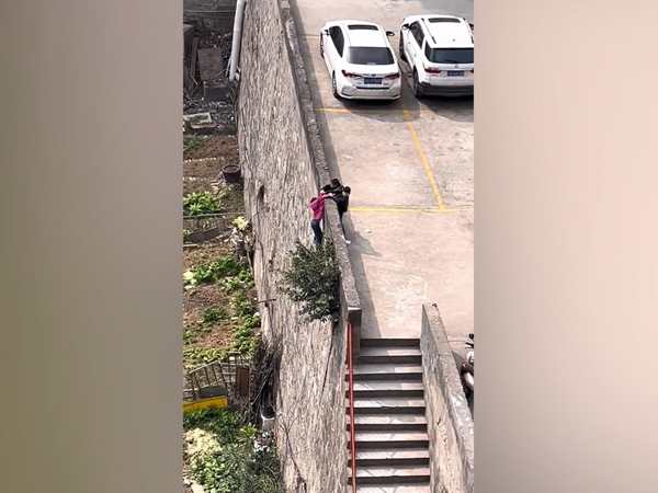 Clip: Bé gái được hai người bạn giúp đỡ khi rơi vào tình huống nguy hiểm