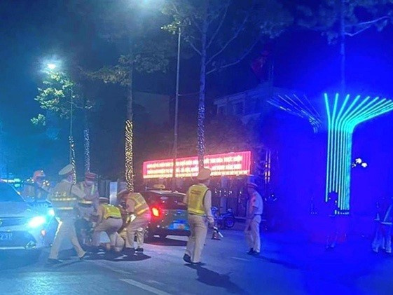 Một đại úy cảnh sát giao thông bị tông gãy chân khi kiểm tra nồng độ cồn