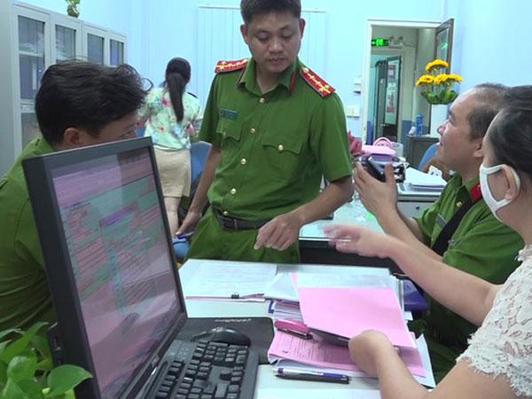 Cho đăng kiểm viên bị khởi tố tiếp tục làm việc có vi phạm luật?