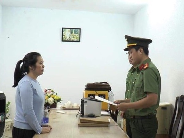 Khởi tố nữ giám đốc nhận tiền đưa người đi Canada lao động bằng visa du lịch