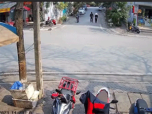 Đâm nhau giữa ngã tư nhưng không nhận sai về phần mình, cả tài xế ô tô lẫn cậu bé đi xe đạp điện nhận nhiều chỉ trích từ dân mạng