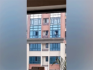 Clip: Thót tim chứng kiến những đứa trẻ nô đùa ngoài bờ tường chung cư cao tầng