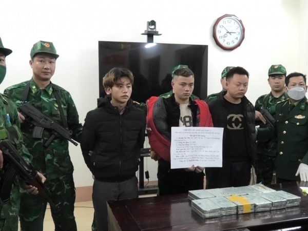 Kẻ vận chuyển 22 bánh heroin lao thẳng xe vào tổ công tác hòng chạy trốn