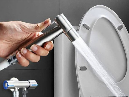 Người đàn ông bị thủng trực tràng do dùng vòi xịt sai cách