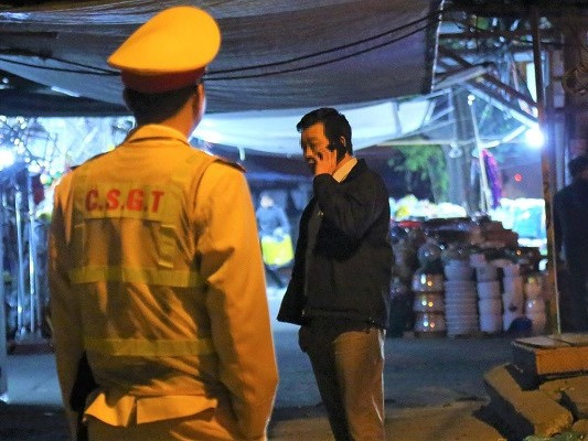Vi phạm nồng độ cồn kịch khung, tài xế loay hoay gọi điện ‘cầu cứu’