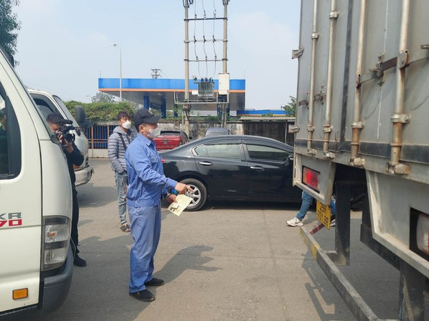 Ô tô lại xếp hàng dài, lái xe thức đêm chờ đăng kiểm ở Hà Nội