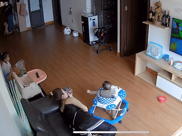 Vừa thấy bố mở cửa, cậu bé nhỏ xíu vội chạy xe nôi ra đón khiến người mẹ 'tủi thân': Đúng là kiếp đẻ thuê